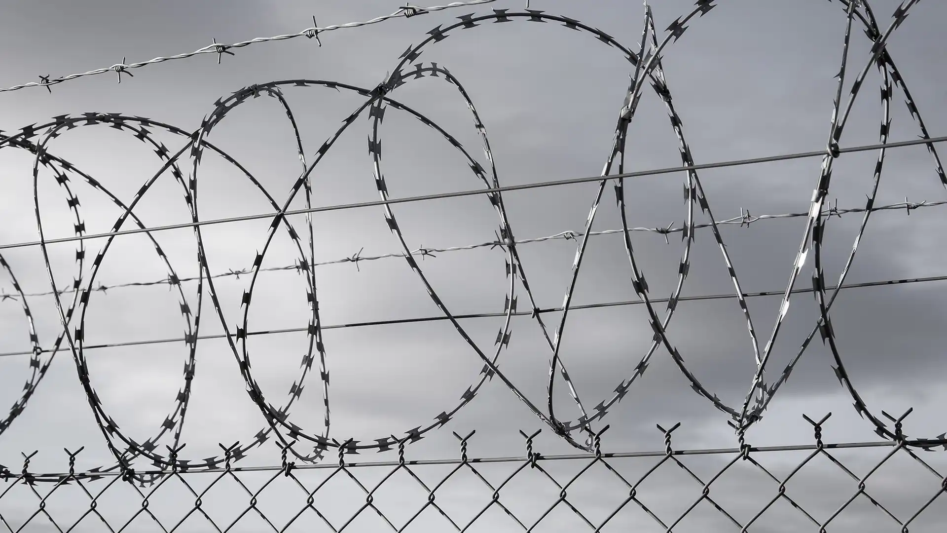 barbed-wire-on-fence-steel-grating-fence-with-bar-3