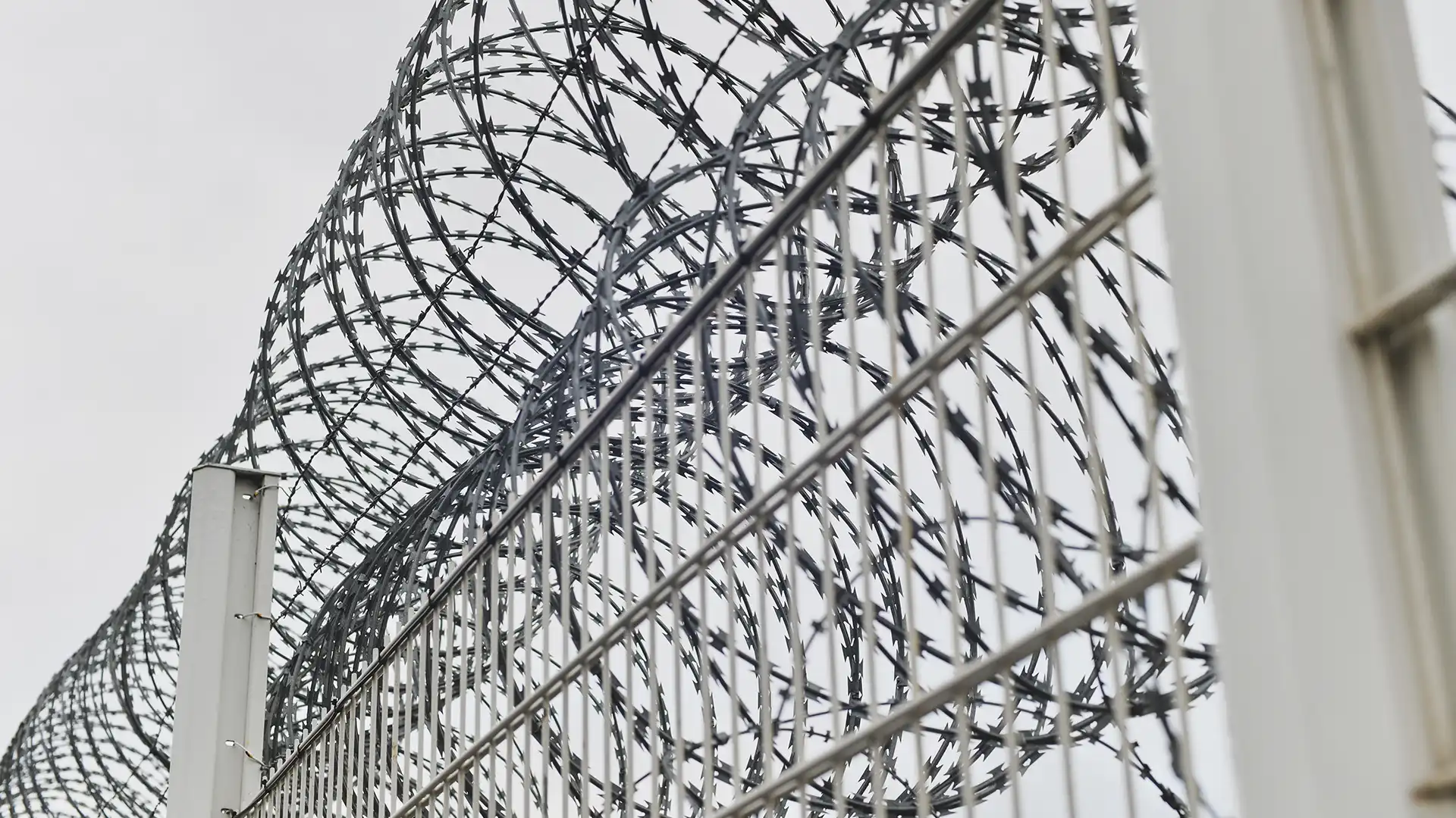 barbed-wire-on-fence-steel-grating-fence-with-bar-4