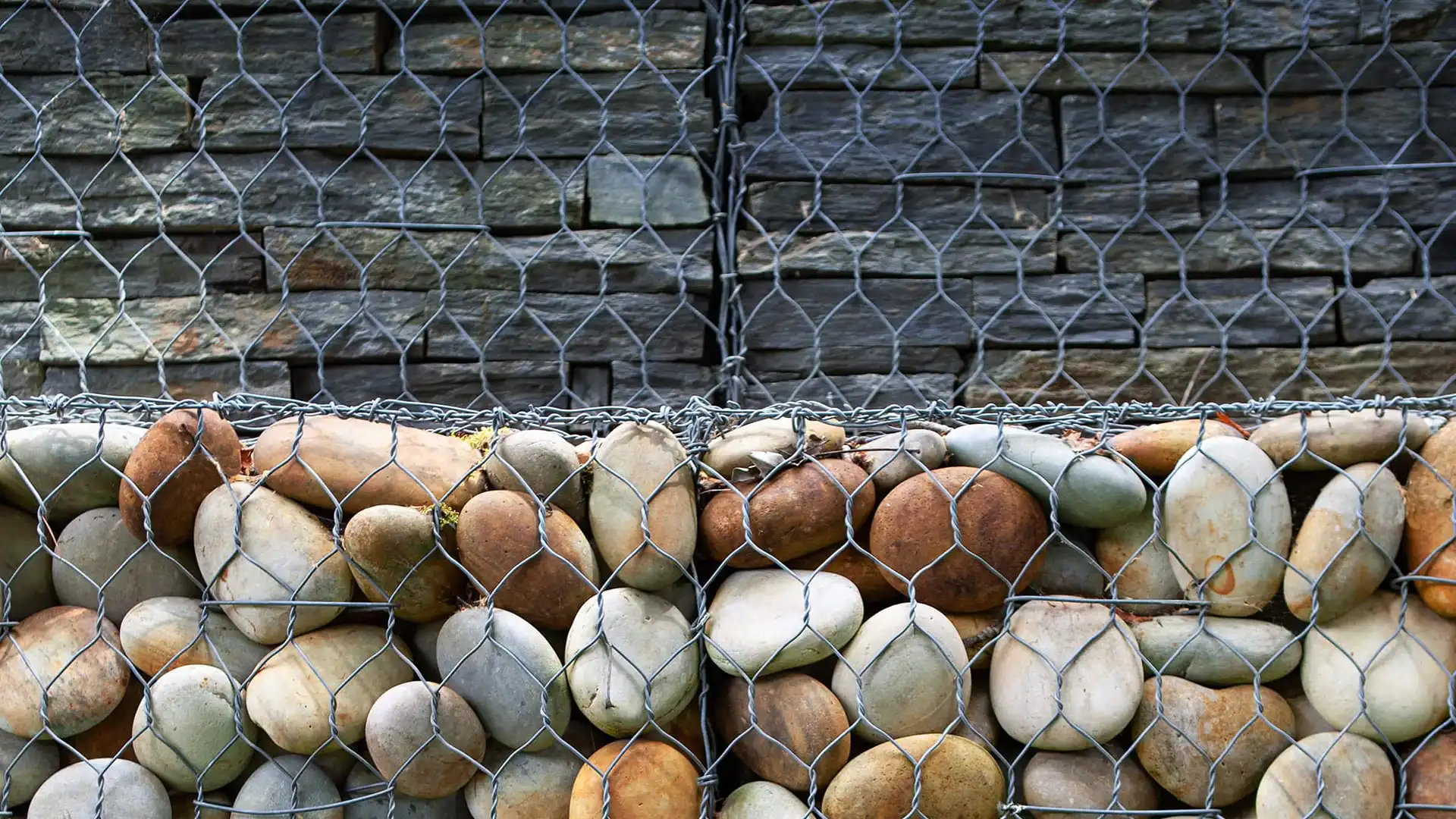 gabions_decorative-mineral-wall-in-a-public-park-min-min